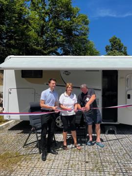 Župan Marko Šantej, predstavnica Karavaning kluba Slovenije ter Matjaž Pikl, ki je bil tudi idejni pobudnik projekta